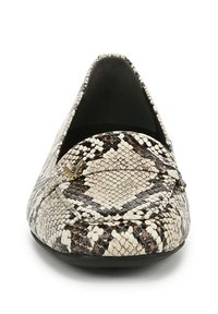 Mocassin avec un motif serpent dans des tons de crème et de marron, présentant une silhouette plate et un accent décoratif en or.