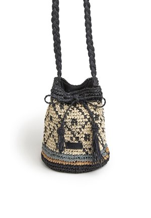 Kleine gewebte Eimertasche mit schwarzem geflochtenem Träger, Kordelzugverschluss, Quasten und mehrfarbigen Basisstreifen in Beige-, Grau- und Brauntönen.