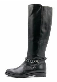 Botă din piele neagră, până la genunchi, cu un design elegant, accentuat de o curea din lanț argintiu în jurul gleznei și cu un toc mic. Textură netedă.