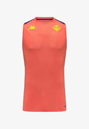 Canotta sportiva arancione brillante senza maniche con logo del marchio giallo ed emblema vicino alle spalle, con dettagli viola scuro sulle spalle.