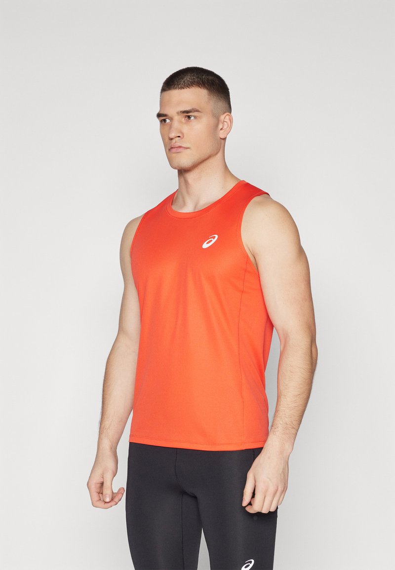Camiseta de entrenamiento sin mangas de color rojo en una tela que absorbe la humedad. Presenta un escote redondo y un pequeño logo blanco en el lado izquierdo del pecho.