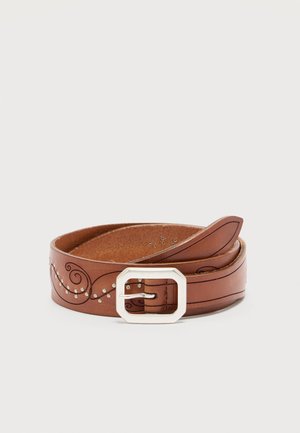 Barna bőröv ezüstszínű, téglalap alakú csattal, díszítő fekete forgó mintákkal és apró ezüst szegecsekkel, fehér háttéren feltekerve.