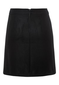 Zwarte minirok met een gladde textuur, een nauwsluitende tailleband en een verborgen ritssluiting aan de achterkant. Eenvoudig ontwerp zonder patronen of accenten.
