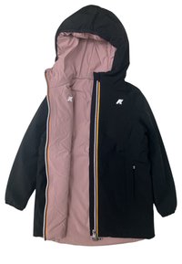 Czarna kurtka puchowa z różowym podbiciem, kapturem, zamek z przodu i bocznymi kieszeniami. Posiada żółty pasek akcentujący wzdłuż zamka.