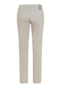 Pantalon beige à jambes droites avec poches arrière, passants de ceinture et écusson en cuir de la marque sur la ceinture.