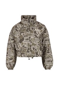 Izgriezta pūkaina jaka pelēkā kamuflāžas rakstā, ar augstu apkakli, priekšējo rāvējslēdzēju, sašaurināmu apakšu un logotipa detaļām.