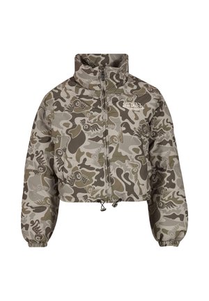 Pilkas kamufliažo rašto trumpas pūkinis striukė, turinti aukštą apykaklę, priekinį užtrauktuką, šniūrų apatinę dalį ir logotipo detales.