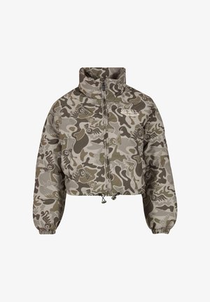 Szürke álcázott mintázatú cropped pufi dzseki, magas gallérral, elülső cipzárral, megkötős alsó résszel és logós részletekkel.