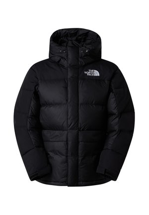 Chaqueta acolchada negra con cuello alto, capucha y cremallera frontal. Presenta secciones acolchadas y un logo blanco en el lado izquierdo del pecho. Textura suave.