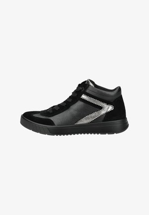 Czarne trampki typu high-top z materiałami skórzanymi i zamszowymi, srebrnymi akcentami, wyściełanym kołnierzem oraz teksturowaną gumową podeszwą.