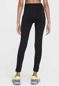 Leggings sportivi neri con vita alta, caratterizzati da una texture liscia, una silhouette aderente e senza motivi o accessori visibili.