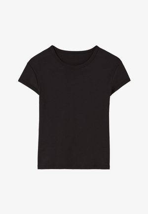 Camiseta negra de algodón con mangas cortas, escote redondo y un corte relajado. Textura suave, sin patrones ni acentos visibles.