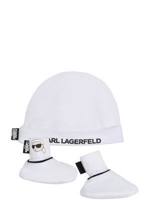 Berretto in cotone bianco con maglia e scarpine abbinate, con logo nero e una grafica a cartoni animati di un personaggio con occhiali da sole.