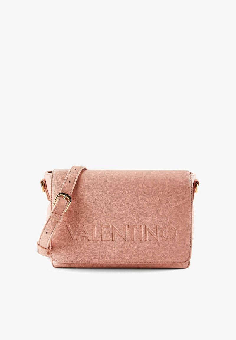 Sac bandoulière Valentino en cuir rose blush avec sangle réglable et logo embossé sur le rabat avant.