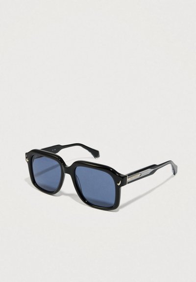 Zwarte vierkante zonnebril met blauwe lenzen, glanzende montuur en metalen accenten op de armen, met een slank, eigentijds ontwerp.