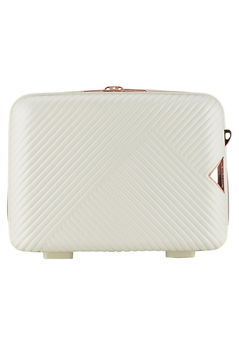Custodia per laptop bianca trapuntata con linee diagonali, dettagli in oro rosa e chiusura con zip. Presenta una forma rettangolare e una superficie testurizzata.