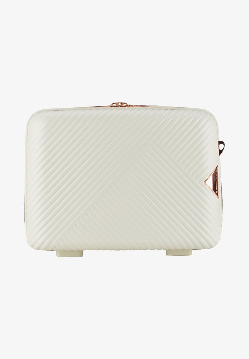 Housse d'ordinateur portable blanche matelassée avec des lignes diagonales, accents en or rose et fermeture éclair. Présente une forme rectangulaire et une surface texturée.