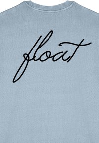 T-shirt bleu clair à manches courtes avec un grand texte en cursive noir "float" au dos. Texture douce, design décontracté.