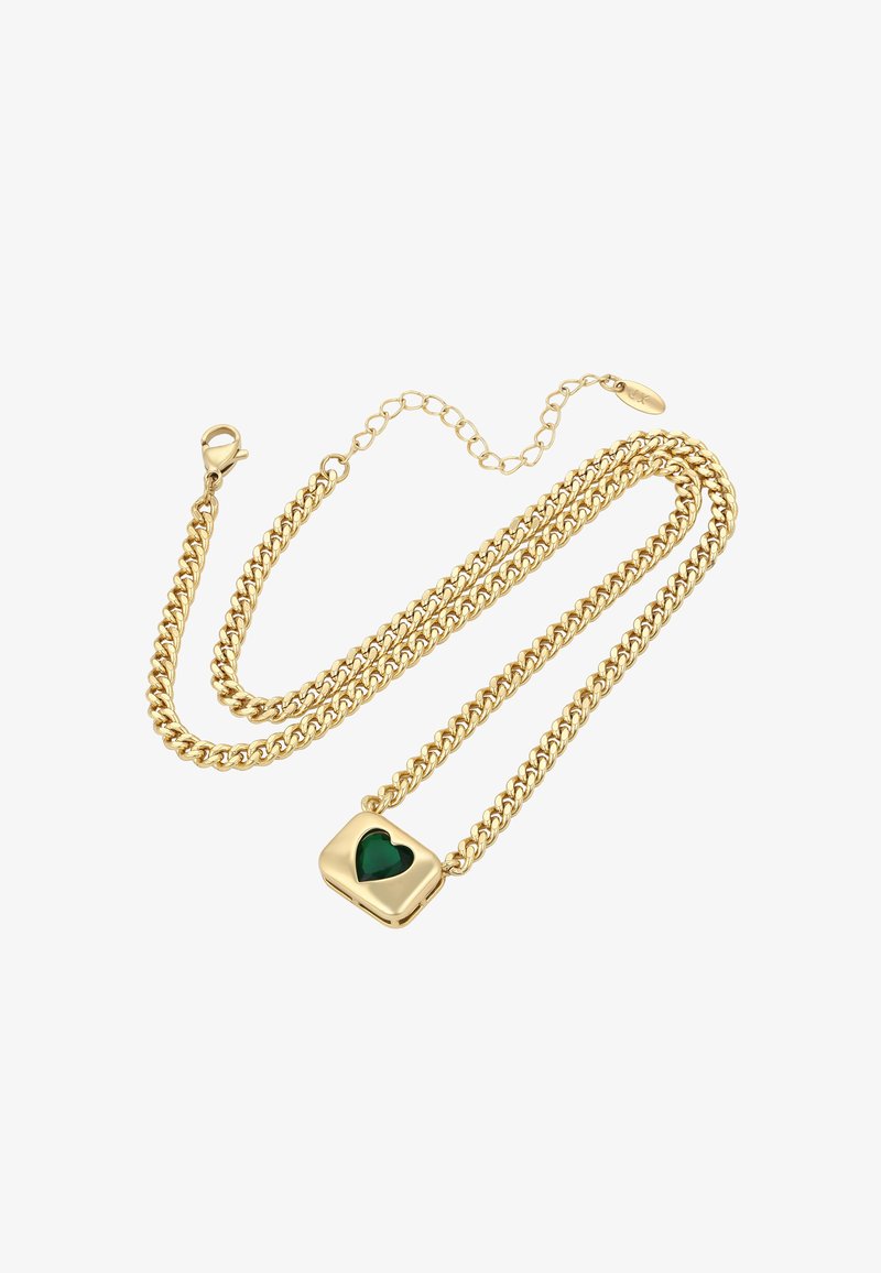 Collana in oro con pendant a forma di cuore in pietra verde, con una finitura lucida. La catena presenta anelli intrecciati e un gancio a moschettone.