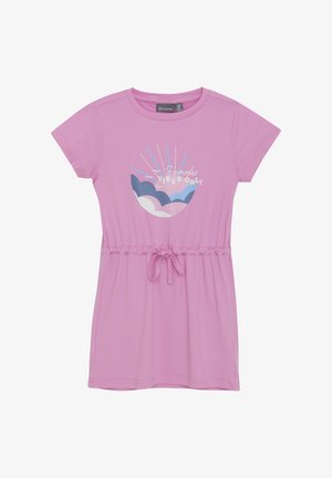 Rosa kurzärmliges Kleid mit einem Kordelzug in der Taille, das einen grafischen Druck von Wolken und den Text "Nur Sommer-Vibes" in Blau und Weiß zeigt.