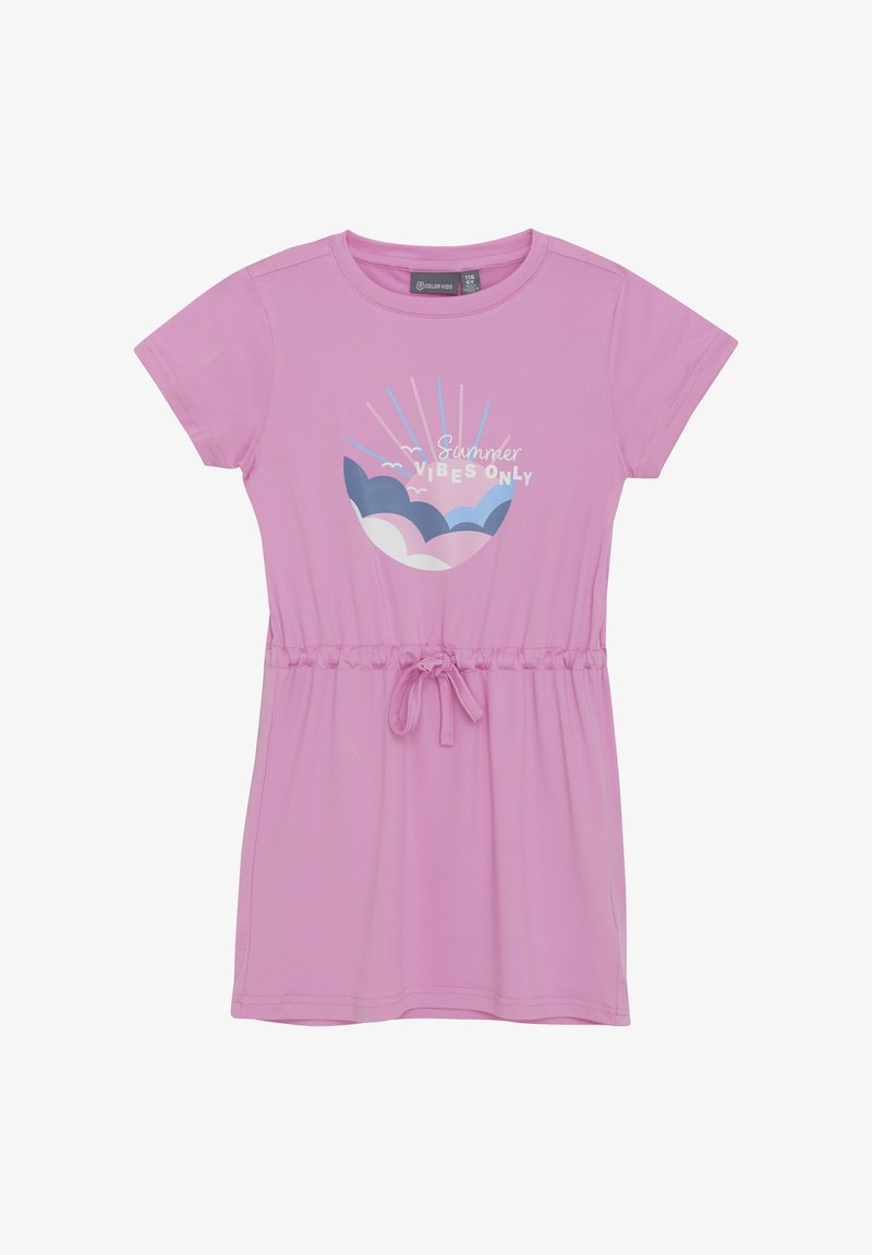 Robe rose à manches courtes avec une taille à cordon de serrage, présentant un imprimé graphique de nuages et le texte "Summer Vibes Only" en bleu et blanc.