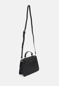 Svart handväska med en strukturerad form, som har en quiltad topp, guldfärgade metallaccenter och en avtagbar axelrem. Slät textur.