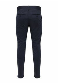 Sötétkék nadrág, slim fit szabással, sima anyagból készült. Simára varrt eleje van, két hátulsó zsebe gombos, és egyenes szegélye.