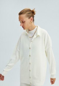 Touché Privé KNIT CARDIGAN AND TROUSERS SET - Kardigán - ecru