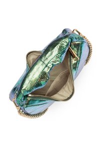 Borsa a tracolla metallica iridescente con superficie testurizzata, chiusura con zip e tracolla a catena, che rivela un interno in tessuto beige.