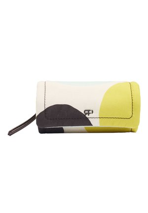 Złożony portfel z abstrakcyjnym żółtym, czarnym i białym wzorem oraz małym metalowym logo na przedniej klapie, z paskiem na nadgarstek z boku.