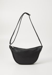 Melnā somiņa, izgatavota no gludas ādas, ar izliekta formu. Tai ir aizslietne augšā un viena regulējama siksna.