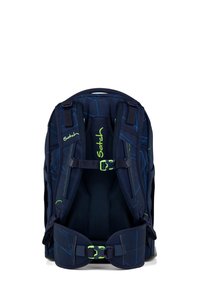 Zaino blu navy con dettagli verdi, motivo geometrico, spallacci imbottiti e fibbia regolabile. Presenta un design ergonomico per il massimo comfort.