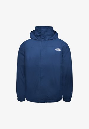 Chaqueta impermeable azul marino con cuello alto, capucha ajustable, puños elásticos y logo blanco en el lado izquierdo del pecho. Diseño clásico para actividades al aire libre.