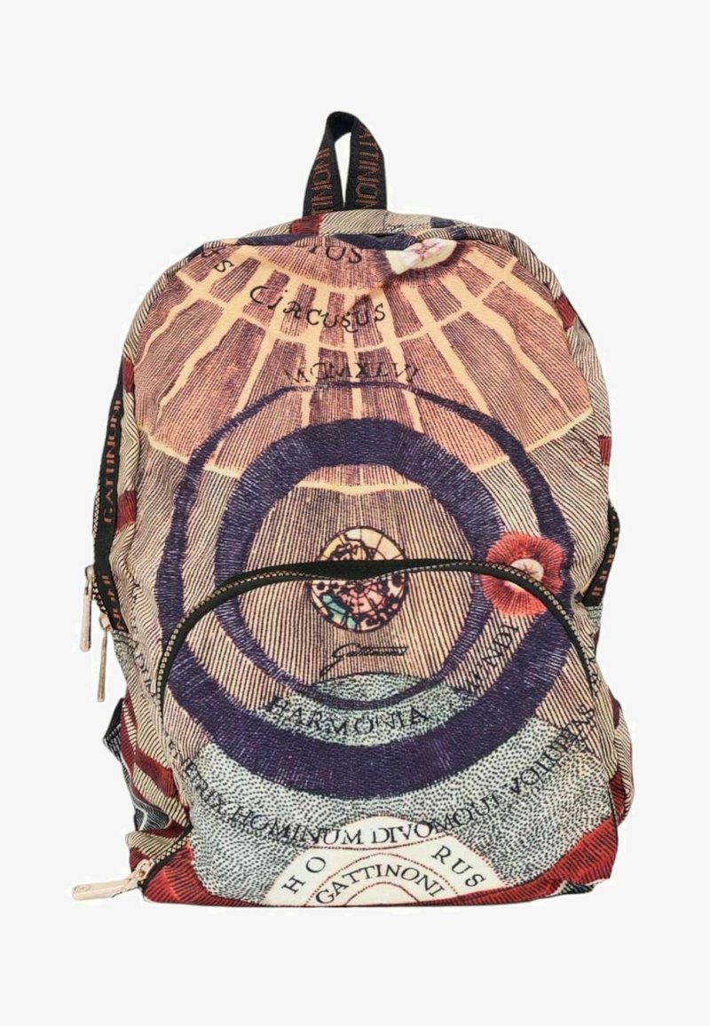 Sac à dos imprimé multicolore avec des motifs circulaires, une poche zippée à l'avant et des détails textuels. Fabriqué en tissu avec une finition texturée.