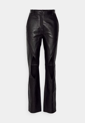 Μαύρο δερμάτινο παντελόνι με εφαρμοστή σχεδίαση, που διαθέτει διαγώνιες ραφές και κοψίματα στις πλευρές. Ευθύ πόδι με κουμπί κλεισίματος στη μέση.