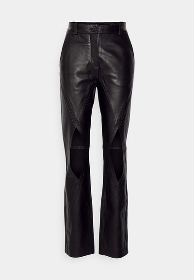 Μαύρο δερμάτινο παντελόνι με εφαρμοστή σχεδίαση, που διαθέτει διαγώνιες ραφές και κοψίματα στις πλευρές. Ευθύ πόδι με κουμπί κλεισίματος στη μέση.