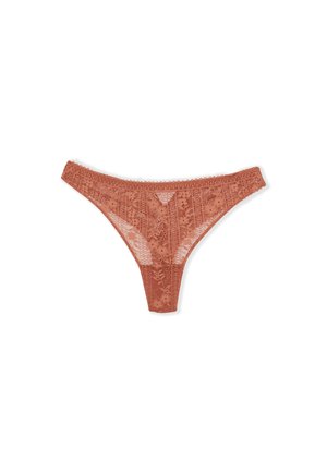 Spitzenmuster-Tanga für Damen in Terrakotta-Braun mit floralen und geometrischen Designs auf weißem Hintergrund.