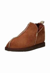Zapatillas de ante marrón hasta el tobillo con costuras blancas, suela oscura, tira de sujeción y un cálido forro de felpa en su interior.