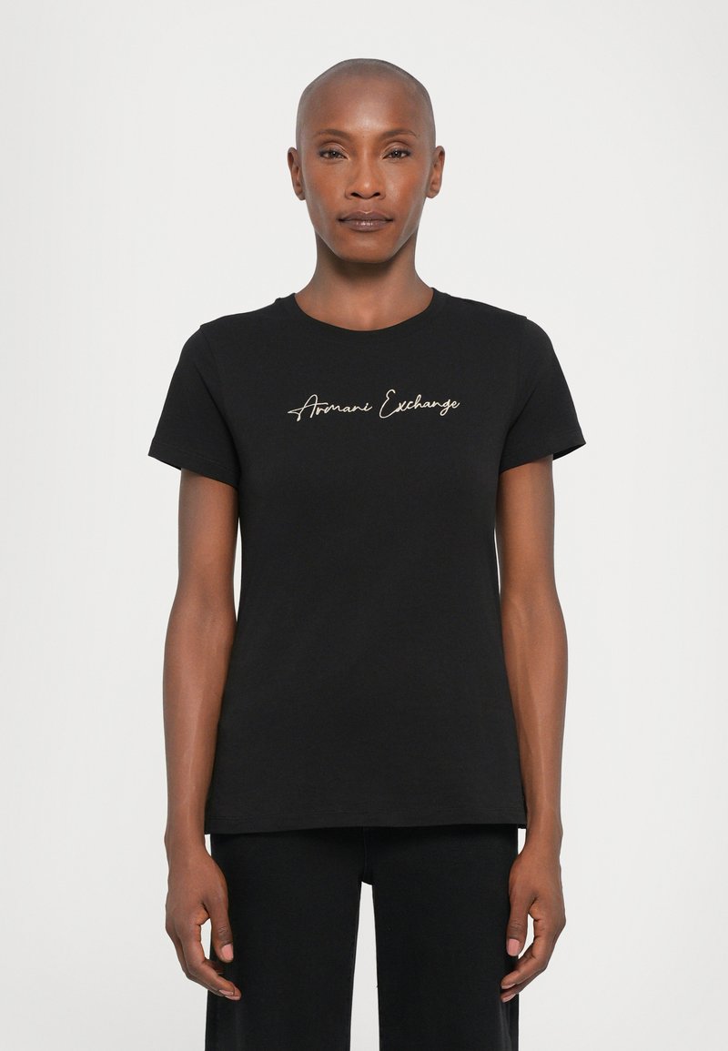 Zwarte katoenen t-shirt met korte mouwen en een ronde hals, met gouden geborduurde tekst "Armani Exchange" op de voorkant.