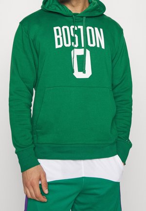 Vihreä huppari, jossa on valkoisella painettuna "BOSTON" ja numero "0". Siinä on kengurupikkutasku ja säädettävä huppu naruilla.