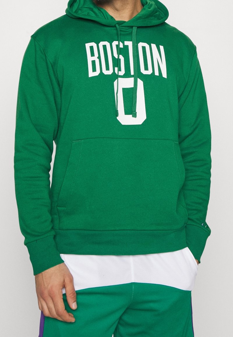 Felpa verde con la scritta "BOSTON" e il numero "0" stampati in bianco. Presenta una tasca a marsupio e un cappuccio regolabile con stringhe.