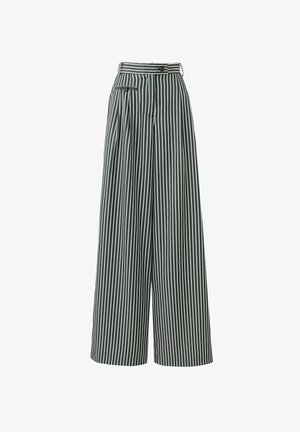 Weite Hosen in dunkelgrün mit weißen vertikalen Streifen, ausgestattet mit einem hohen Bund, Vorderfalten und einer Seiten Tasche mit Beschlägen.