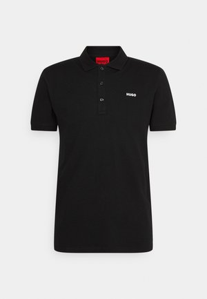 Polo noir en coton, doté d'un col classique, d'une patte à trois boutons et du logo blanc "HUGO" sur la poitrine. Manches courtes.