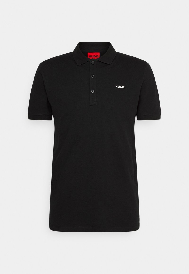 Polo noir en coton, doté d'un col classique, d'une patte à trois boutons et du logo blanc "HUGO" sur la poitrine. Manches courtes.