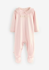 Mono para bebé en color rosa, de tela suave, con un cuello con volantes, letras doradas que dicen "BAKER" y lazos decorativos en los puños con pies.
