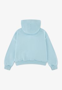 Ανοιχτό μπλε, φούτερ με κουκούλα και άνετη εφαρμογή, με ριμπ μανσέτες και τελείωμα. Μαλακή υφή, μινιμαλιστικός σχεδιασμός και ραμμένες λεπτομέρειες στην κουκούλα.