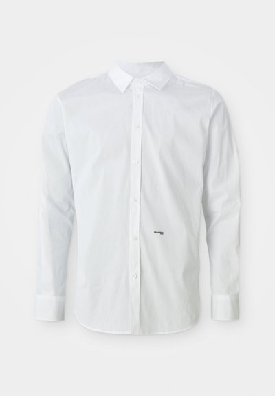 Witte blouse met lange mouwen, heeft een klassieke kraag, rechte snit en een klein zwart logo op de onderzijde van de voorkant. Glad katoenen textuur.