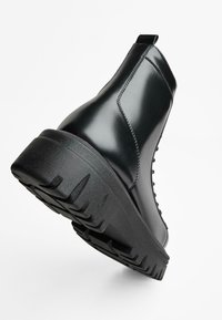 Bershka Stivaletti stringati black/nero