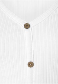 Bílá žebrovaná košile s výstřihem do V a hnědým knoflíkem vpředu. Měkká textura se jemným vertikálním vzorem.