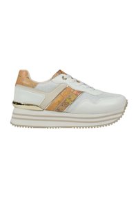 Sneaker bianca con accenti beige e dorati, dotata di una parte superiore testurizzata, chiusura con lacci e una suola impilata con strisce orizzontali.